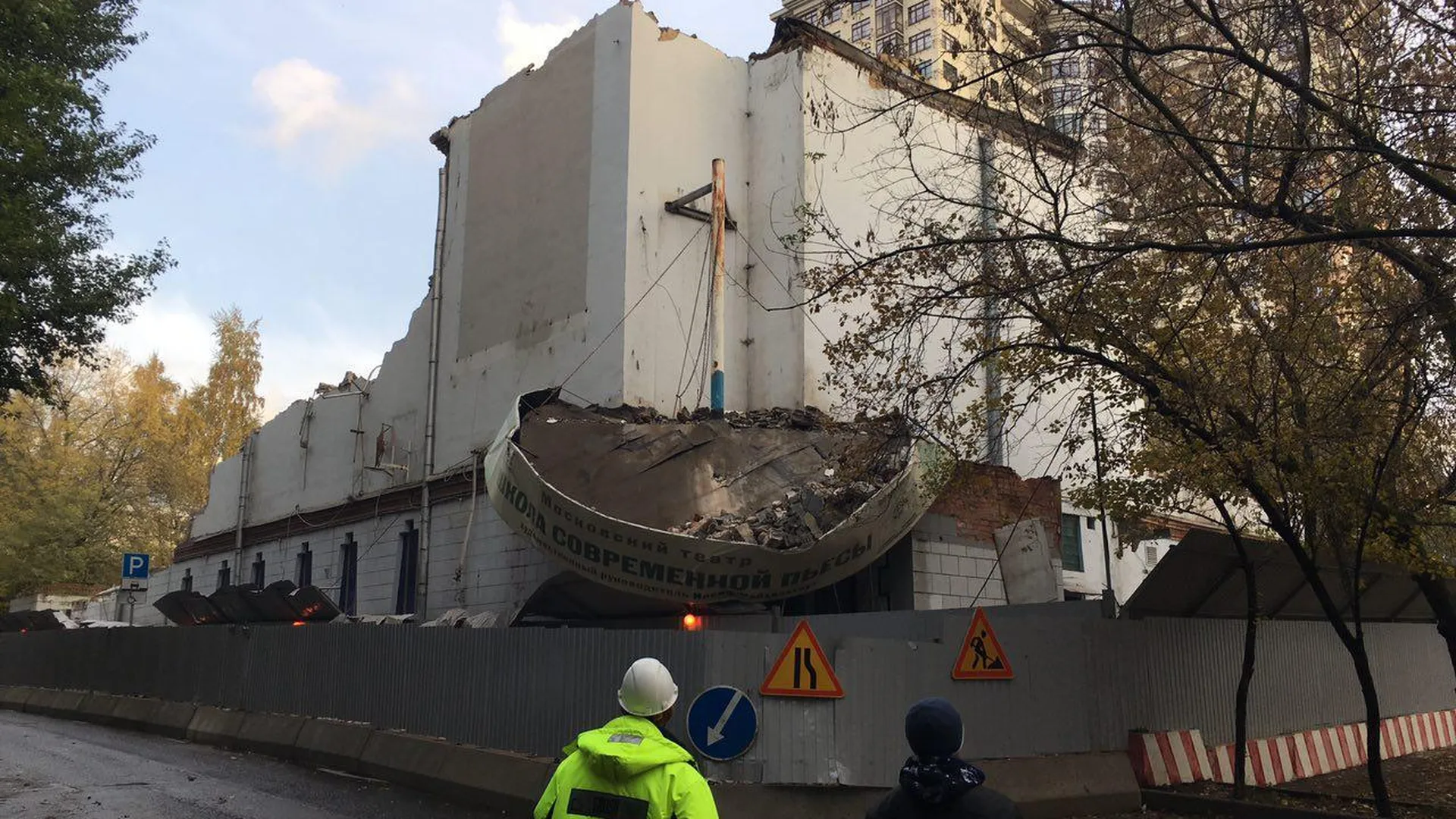 Около 20 человек собралось у сносимого ДК имени Серафимовича в центре  Москвы | РИАМО