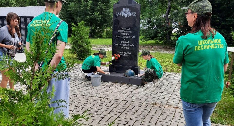 В Подмосковье провели субботники у воинских мемориалов