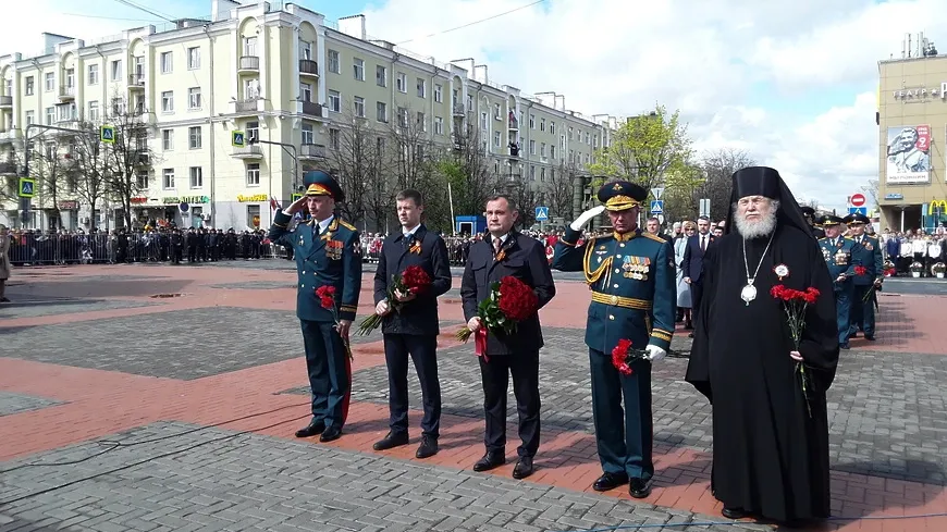 Брынцалов и Юров возложили цветы к обелиску Славы на митинге в Балашихе
