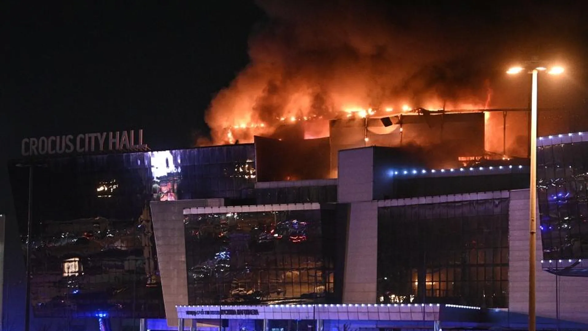 Кадры пожара в концертном зале «Крокус Сити Холл» в Москве, где произошла стрельба