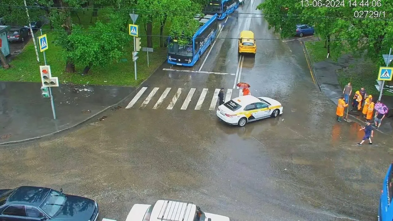 В столице из-за ливней на улицы вышли 300 бригад ГУП «Мосводосток»