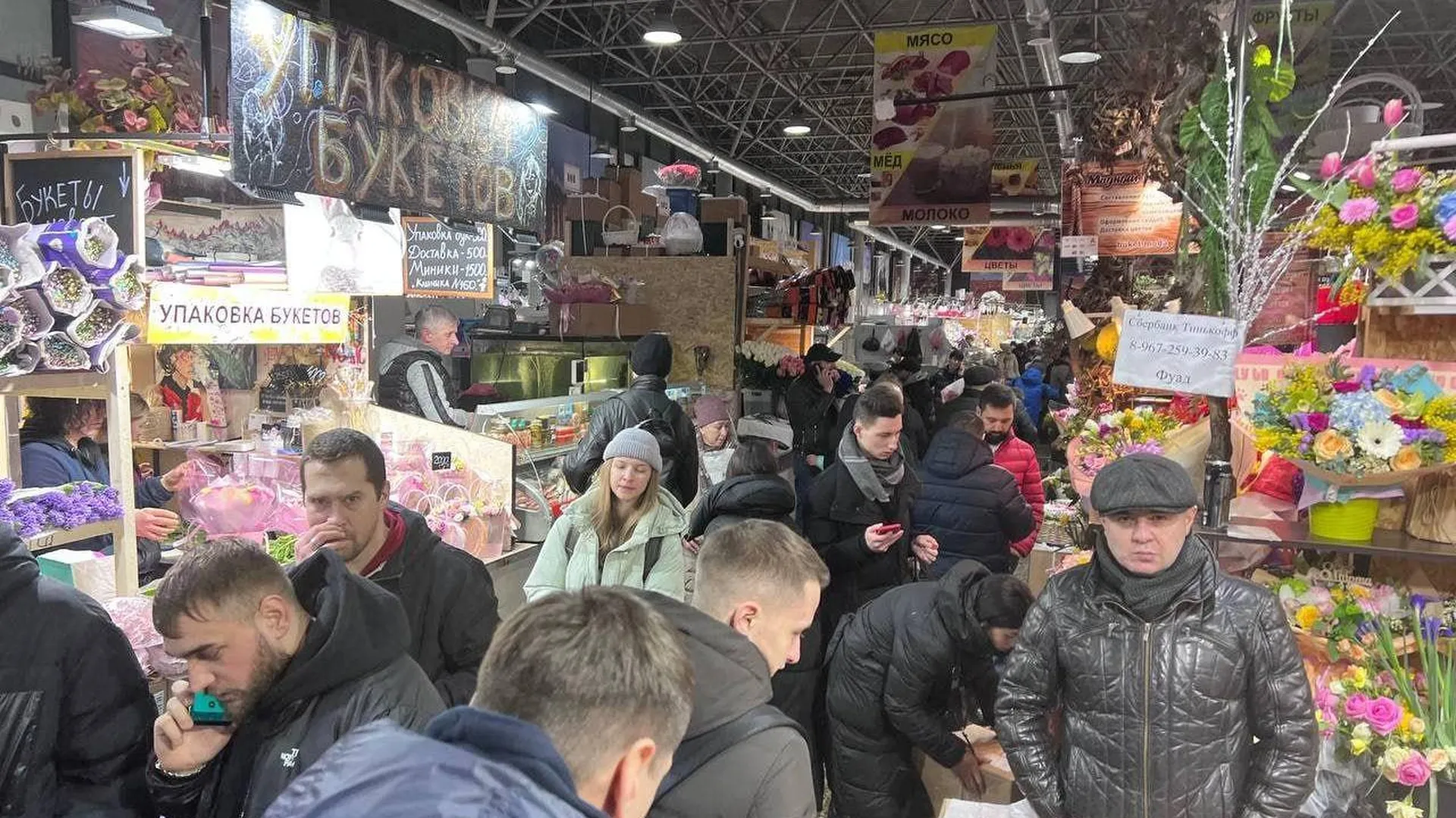 Огромная очередь выстроилась за цветами на Рижском рынке в Москве