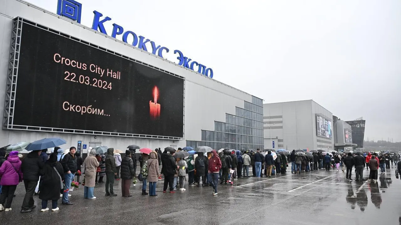 Депутаты Мособлдумы возложили цветы в память о погибших в теракте в Crocus