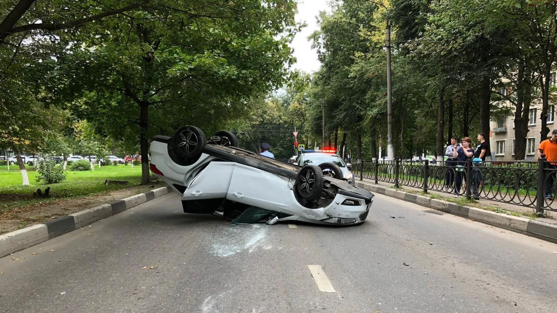 Автомобиль Ford перевернулся на крышу в результате ДТП в Подольске | РИАМО