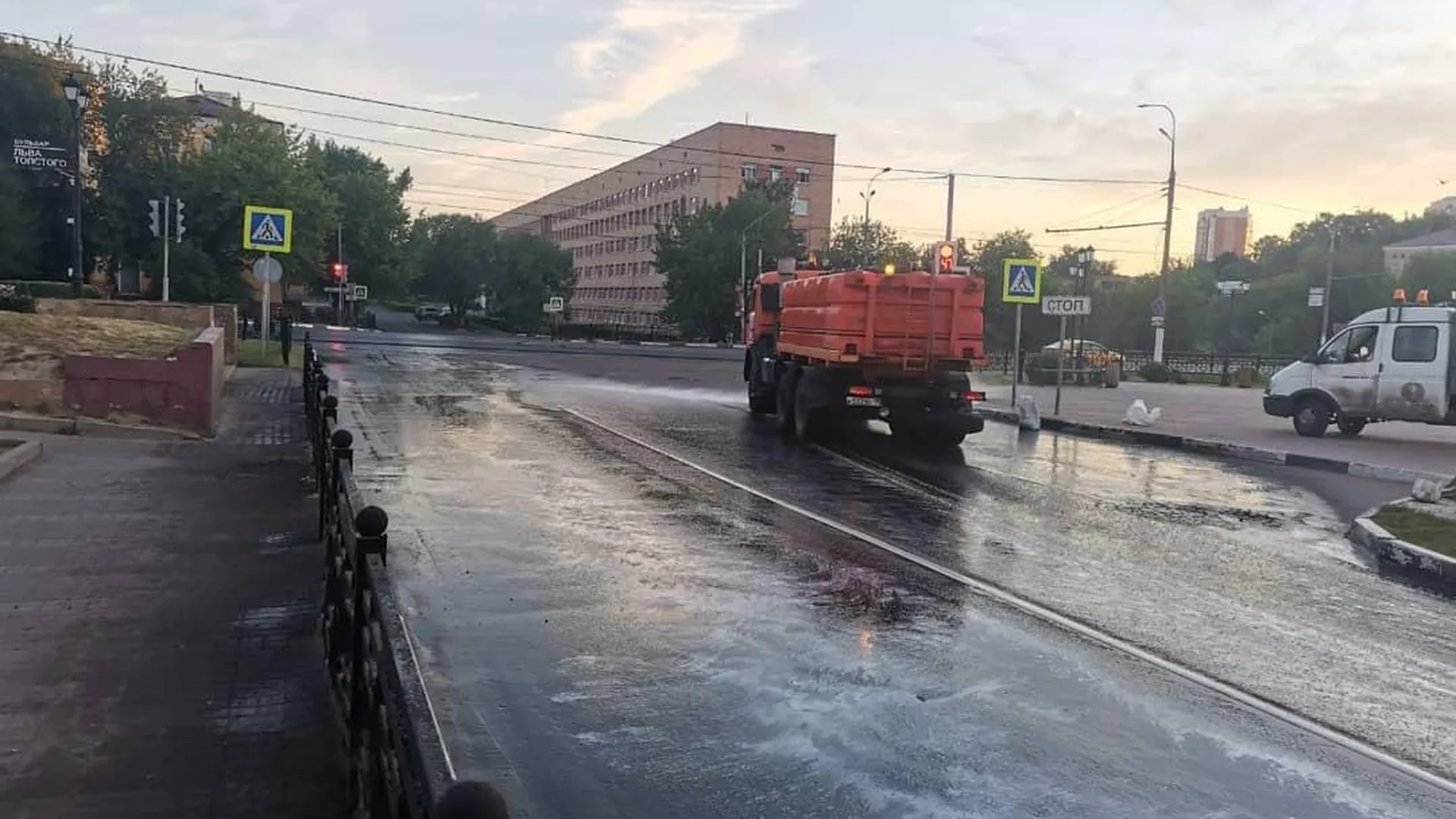 Асфальт и цветники в Подольске начали поливать водой в ночное время из‑за  жары | РИАМО