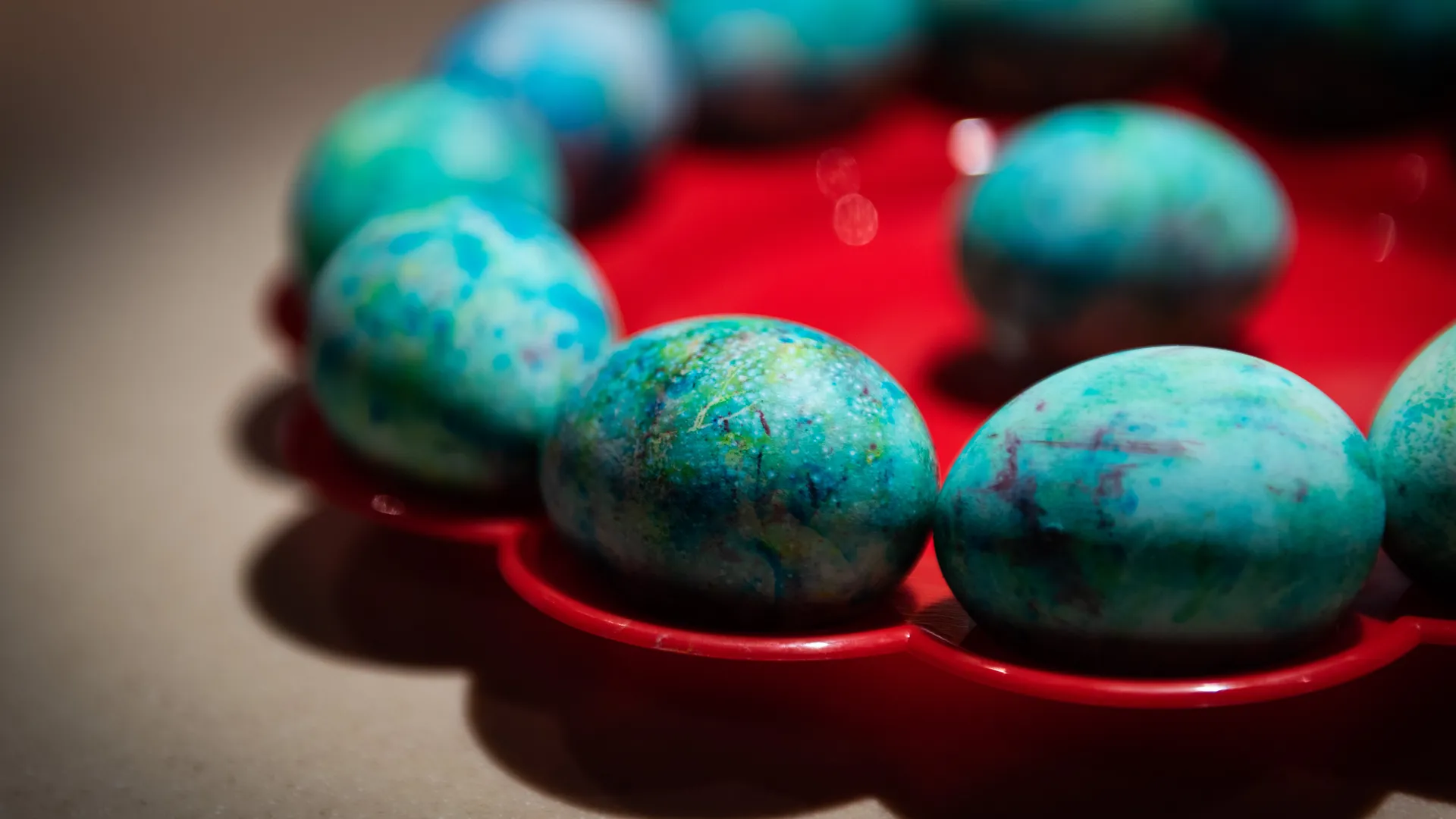 Как правильно покрасить яйца к Пасхе: красители, создание узоров и правильная варка
