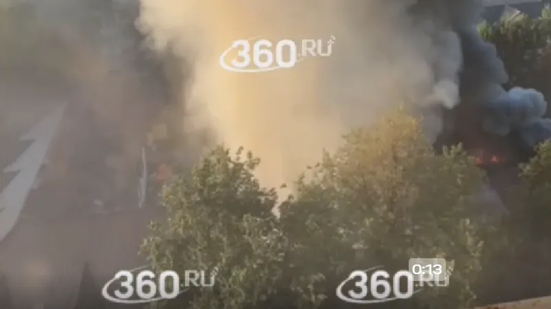 Дым столбом: появилось видео сгорающего дотла клуба «Карэ» в Подмосковье