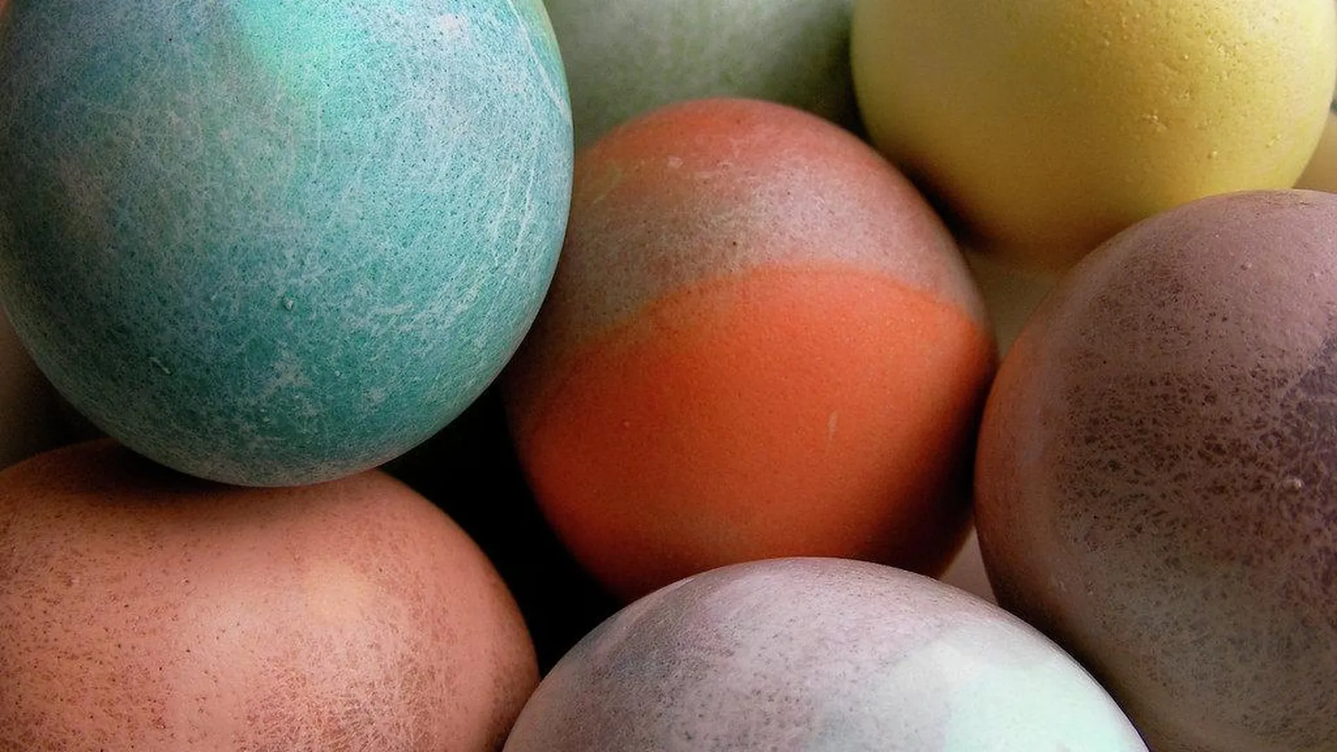 Диетолог рассказала о безвредных красителях для пасхальных яиц