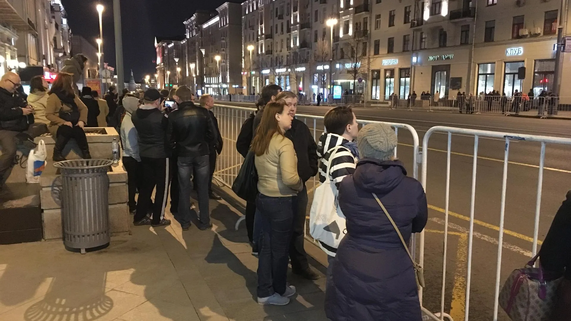 Ограждения поставили вдоль Тверской улицы в Москве в связи с подготовкой к параду Победы