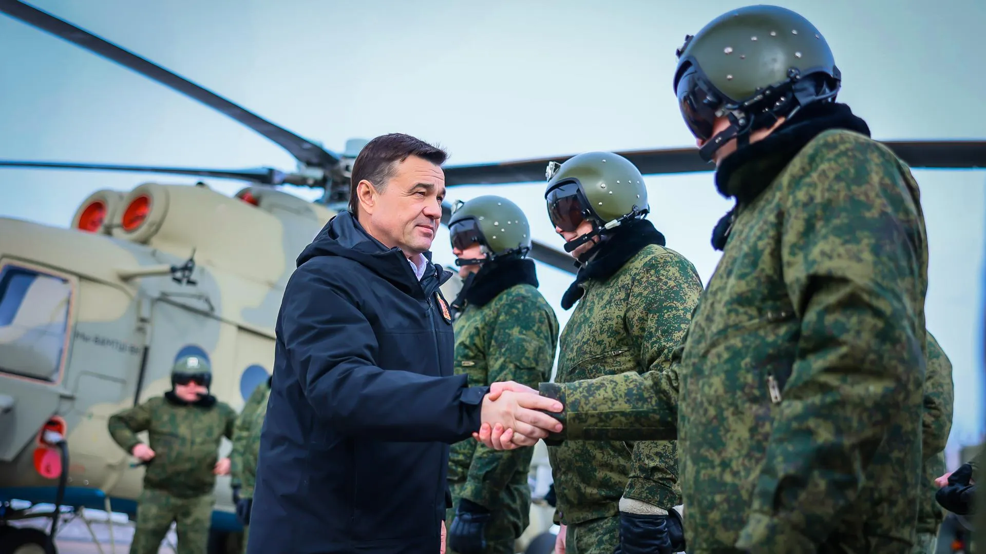Воробьев поблагодарил вертолетную эскадрилью за выполнение задач в зоне СВО