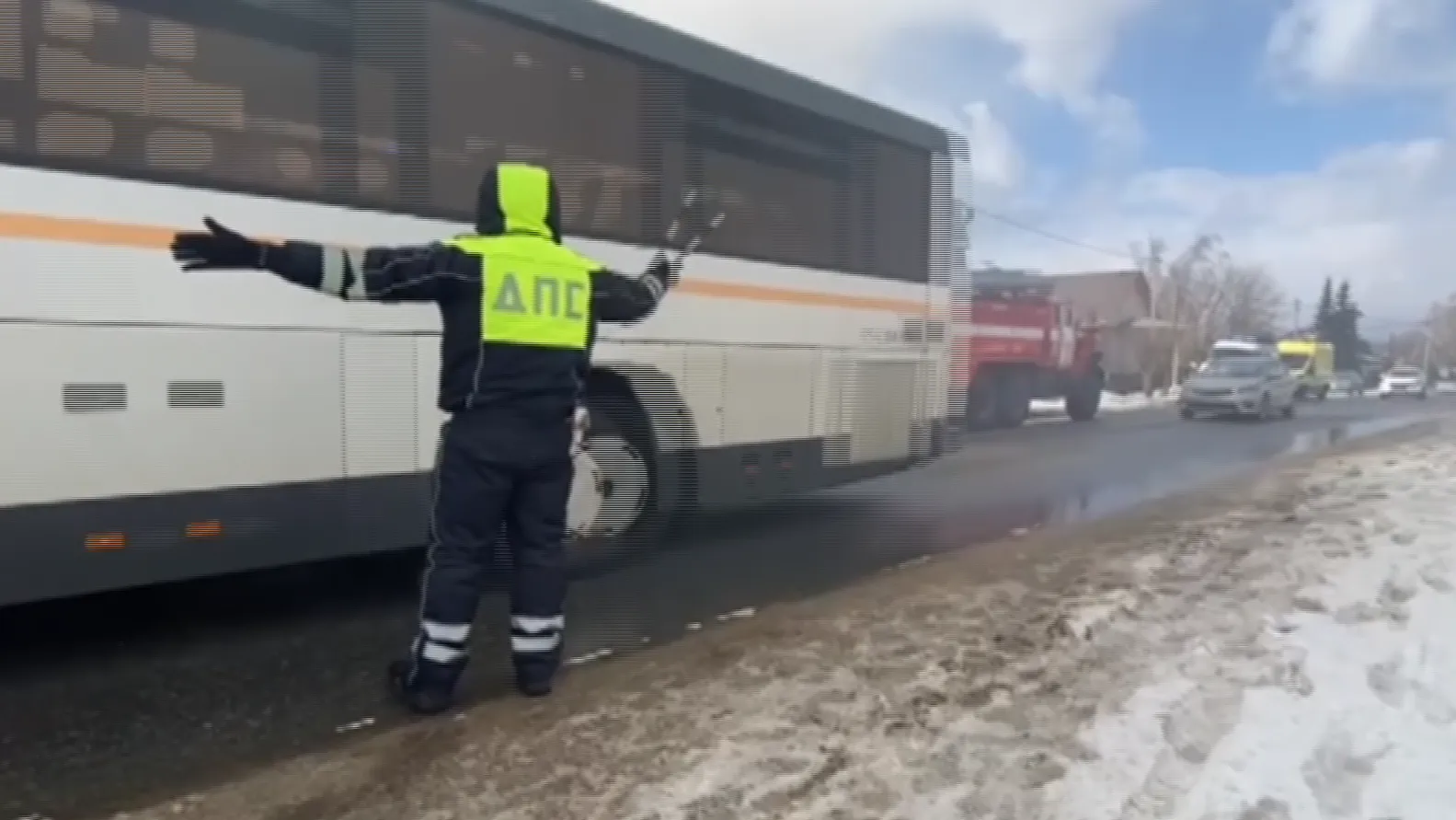 Сотрудники полиции вывели двух пенсионеров из горящего жилого дома в  Серпухове | РИАМО