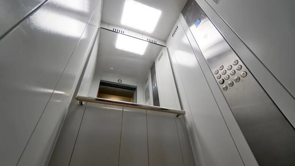 Опасный лифт: как вычислить неисправную кабину и куда жаловаться