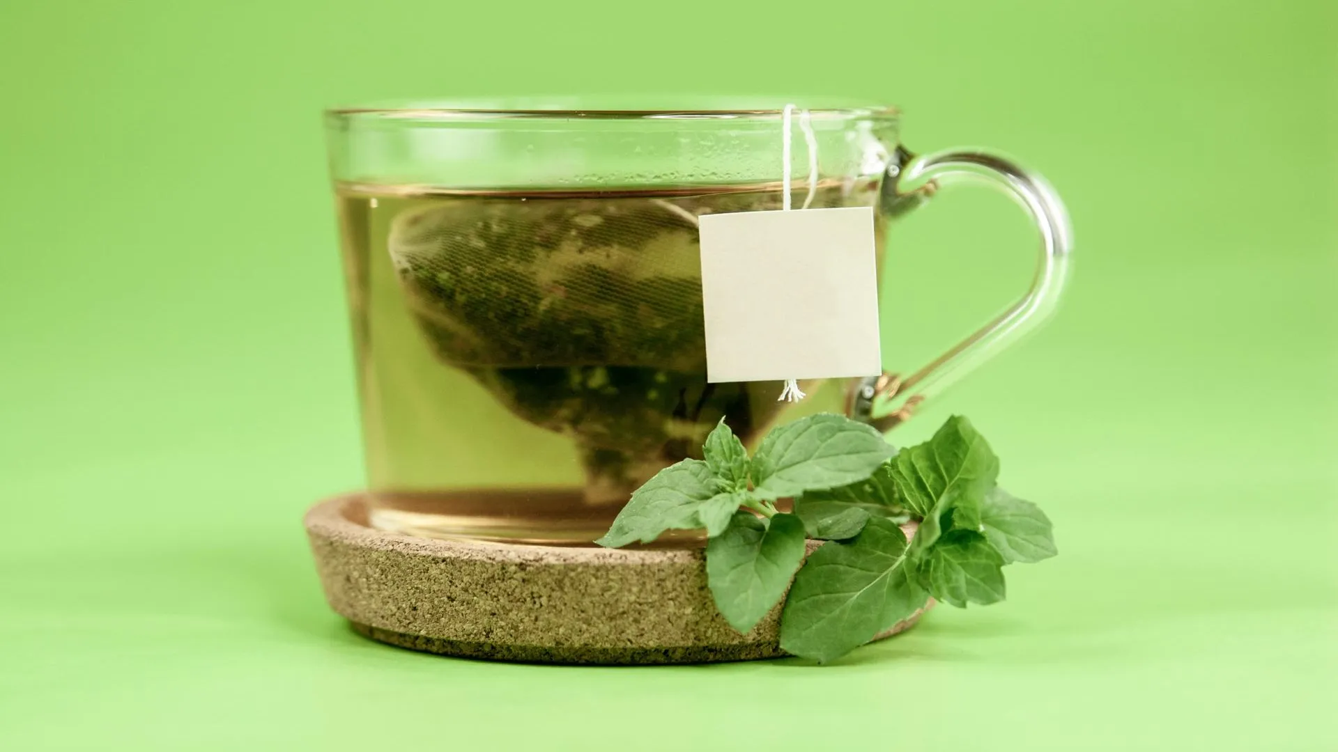 Врач назвал полезные свойства черного и зеленого чая