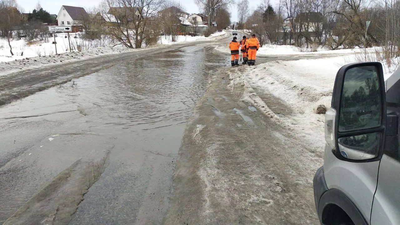 На дорогах в 6 подмосковных округах дорожные службы устраняют подтопления