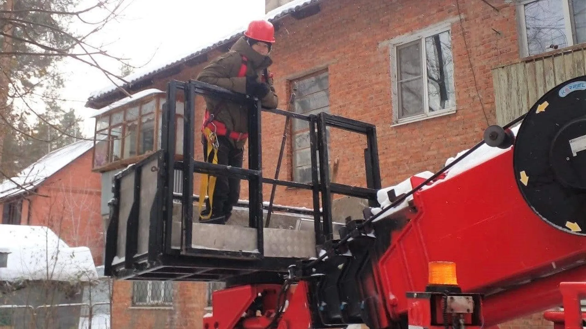 В Подольске ежедневно очищают крыши домов от снега и наледи