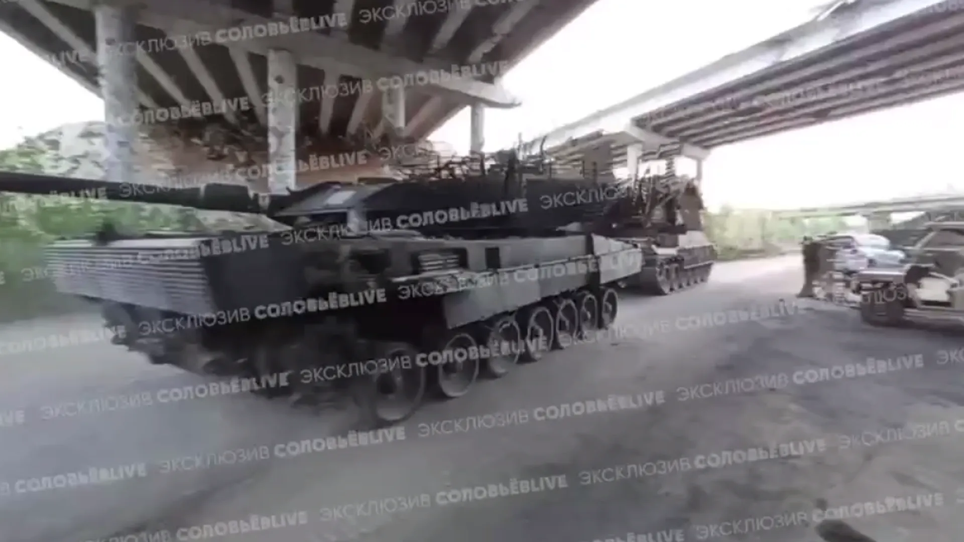 Опубликованы кадры эвакуации трофейного Leopard 2 ВСУ из зоны боевых действий