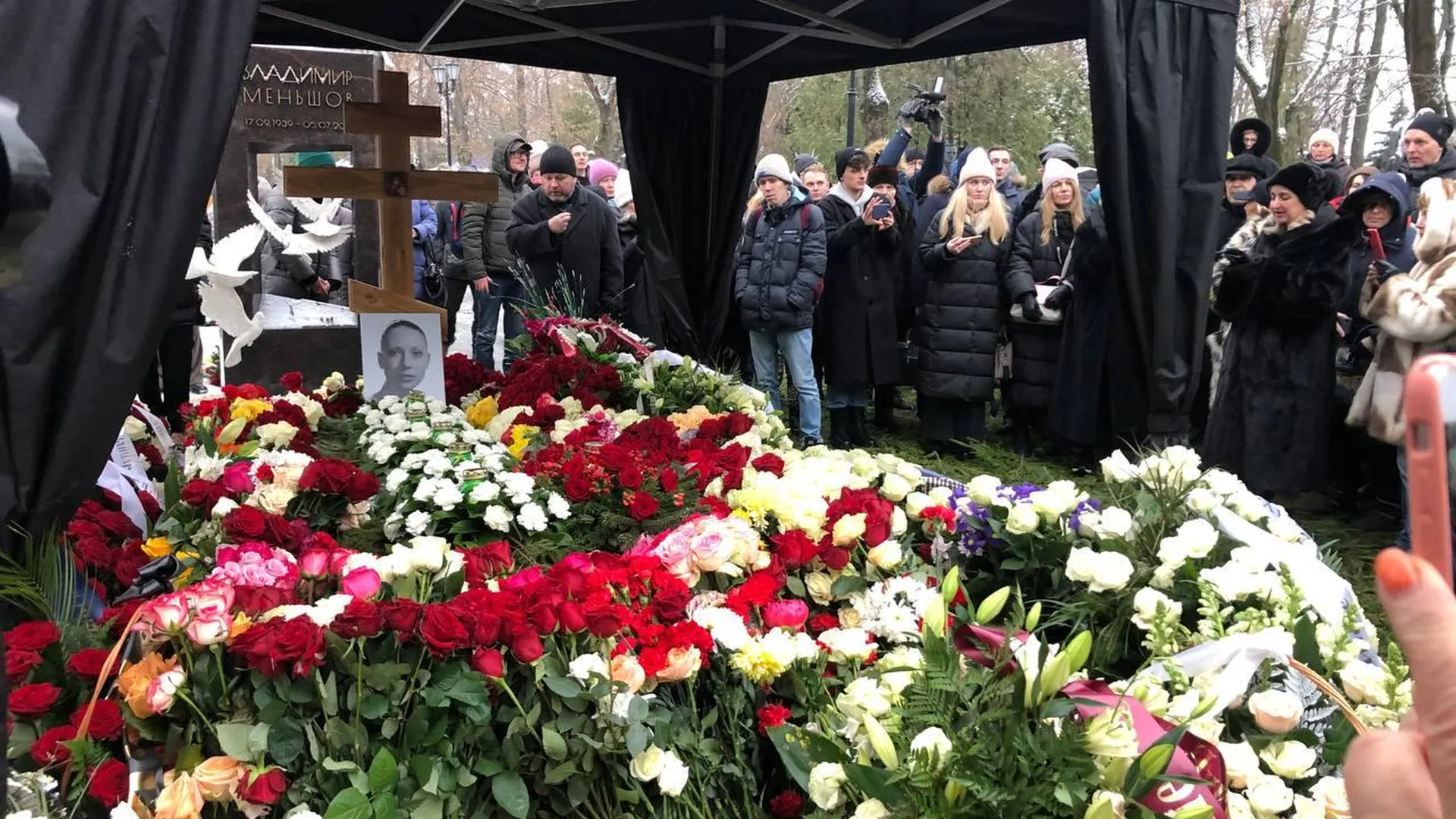 Инну Чурикову похоронили на Новодевичьем кладбище в Москве
