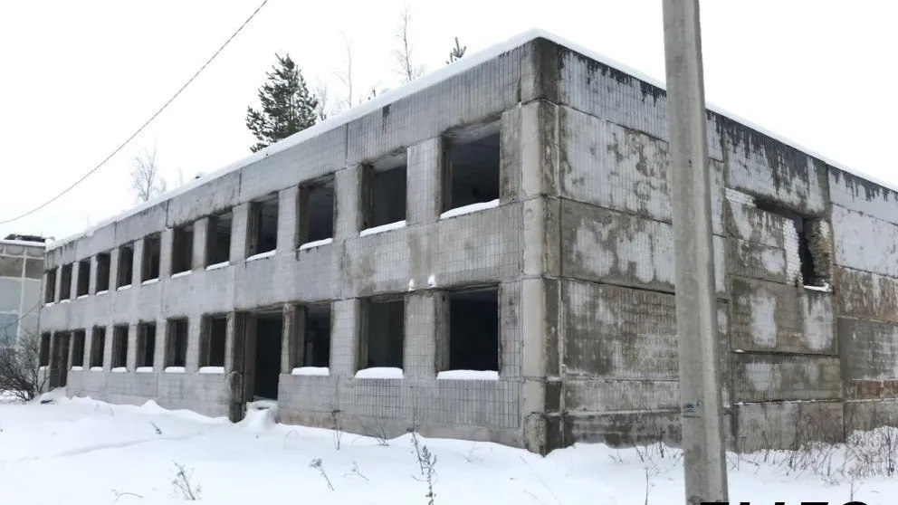 Заброшенное недостроенное здание снесли в селе Сынково Подольска