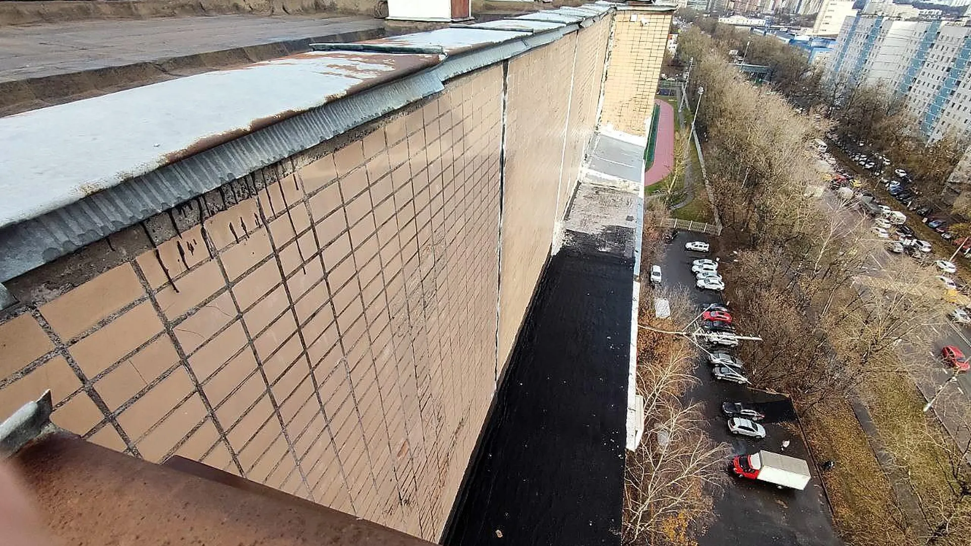 В высотке Красногорска загерметизировали примыкания на крышах дома и верхних лоджий