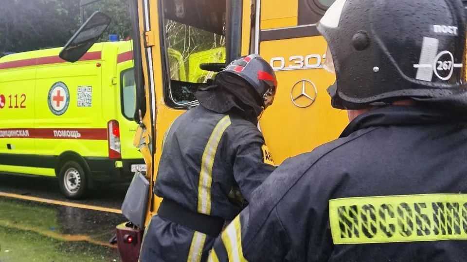 Спасатели вытащили водителя из пострадавшего в ДТП автобуса в Солнечногорске