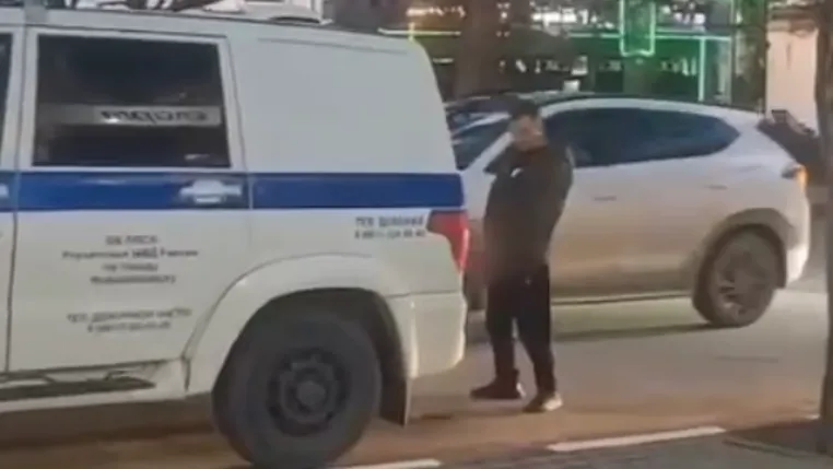 Мужчина помочился на полицейский УАЗ в Новороссийске