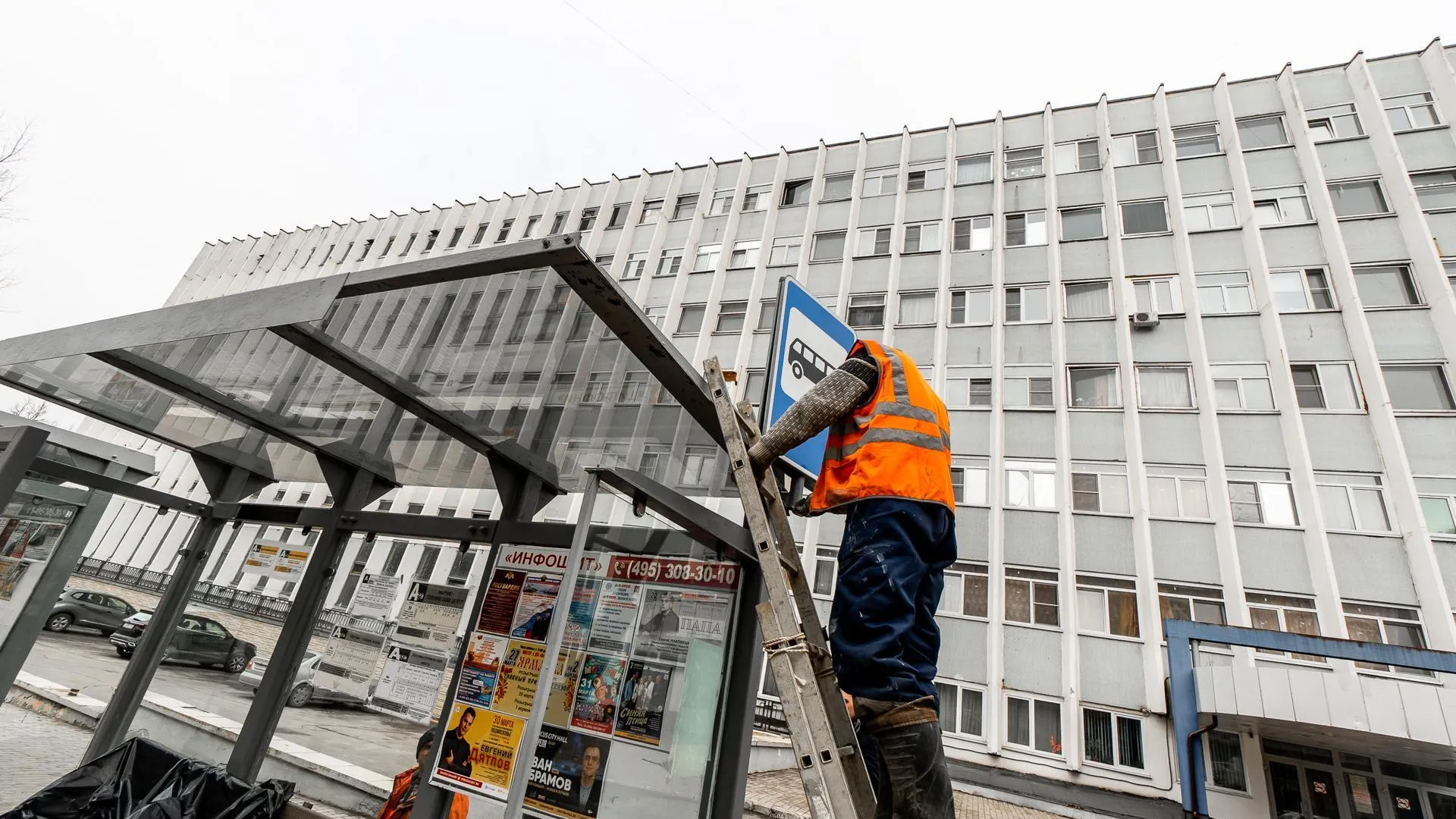 Дорожники отремонтировали остановочные павильоны в 5 округах Подмосковья