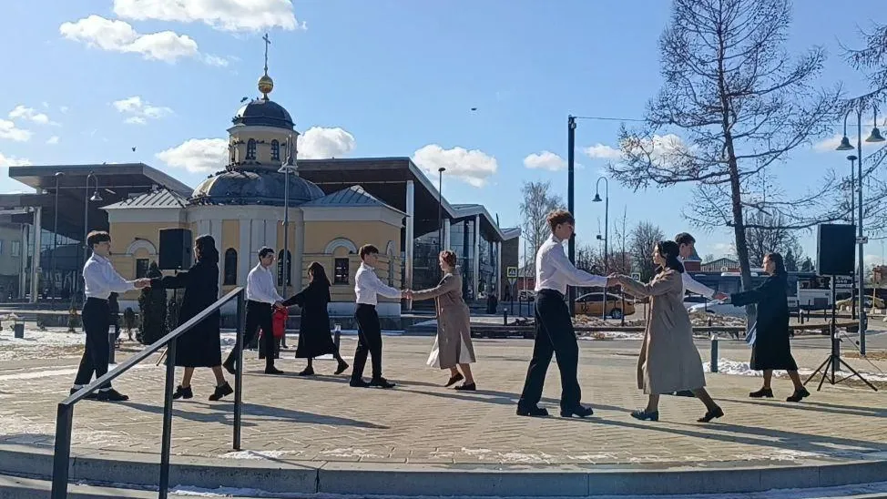 Жители Бронниц приняли участие в акции «Севастопольский вальс»