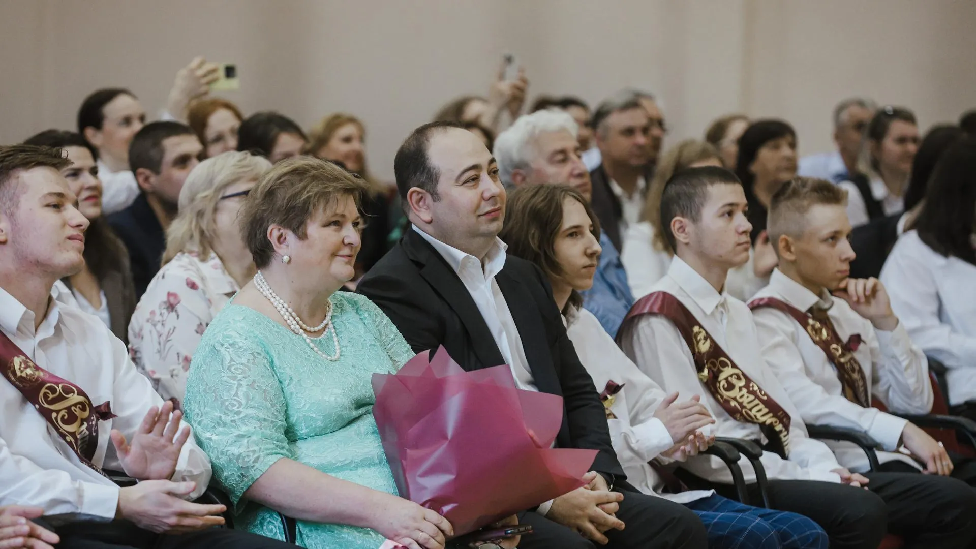 Дмитрий Волошин поздравил выпускников химкинских школ