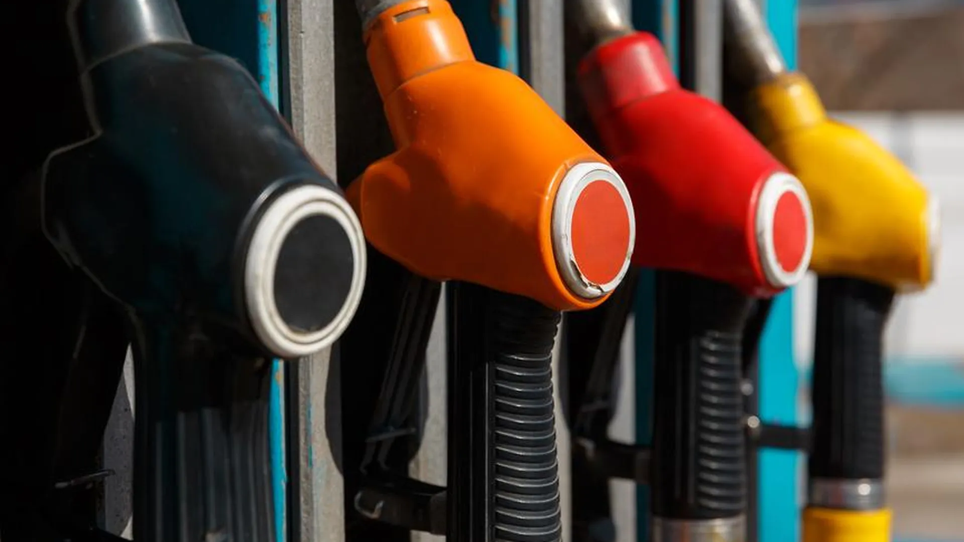 Проблемы с выпуском бензина в РФ закрывают за счет других производств