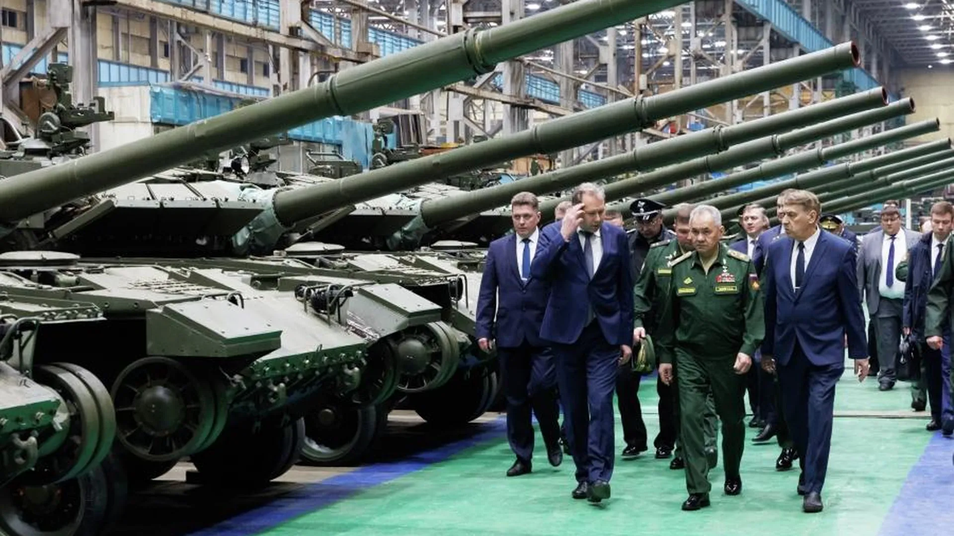 Шойгу поручил заводу в Омской области увеличить производство защиты для танков