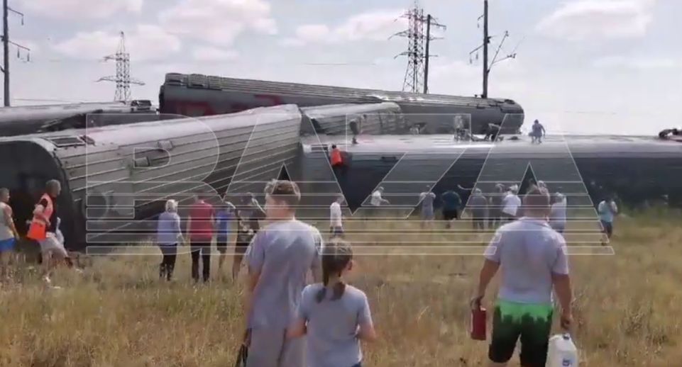 МЧС направило аварийный и пожарный поезда к месту схода состава Казань — Адлер