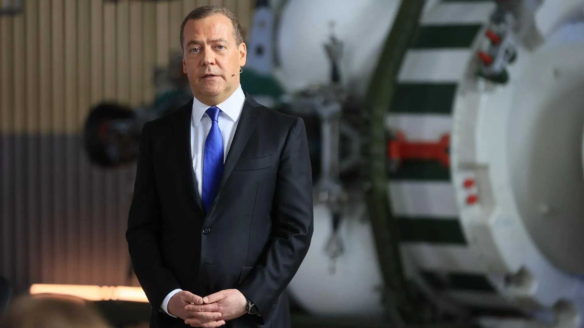 Twitter ограничил показ поста Медведева про Польшу