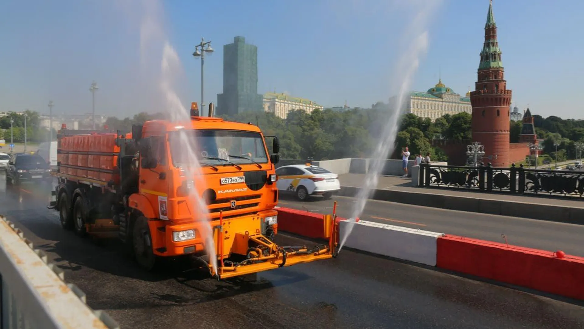 Машины для аэрации воздуха в Москве заправляют очищенной речной водой |  РИАМО