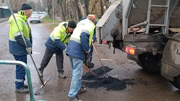 Более 110 аварийных ям заделали на дорогах Люберец за неделю