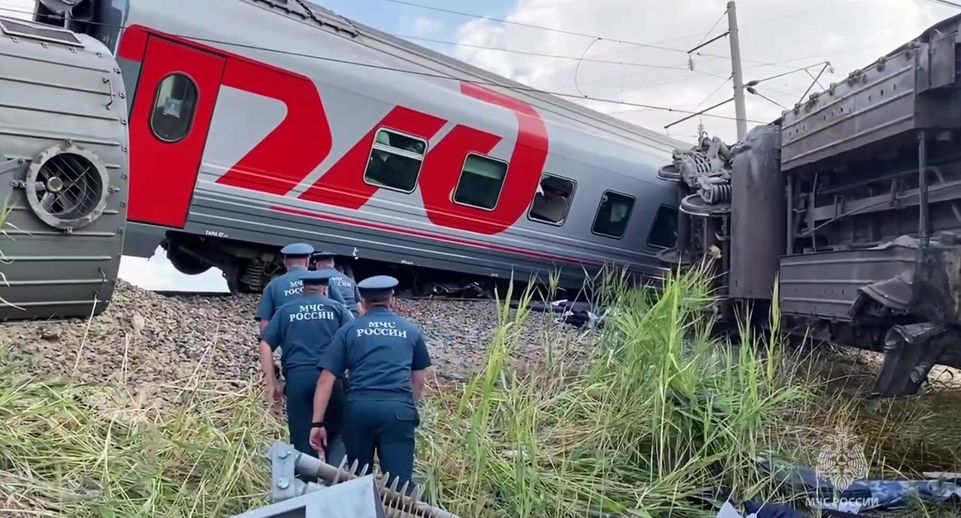 МЧС: все пострадавшие пассажиры извлечены из поезда Казань — Адлер