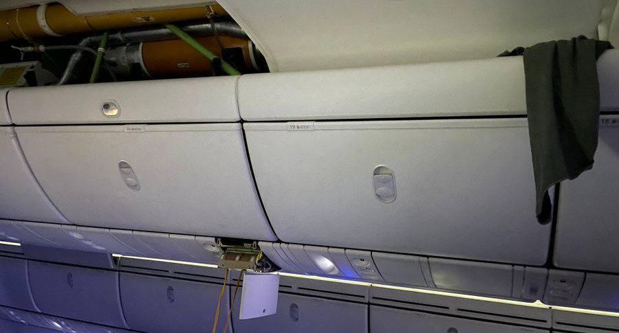 Пассажира Boeing 787 забросило на багажную полку из-за сильной турбулентности