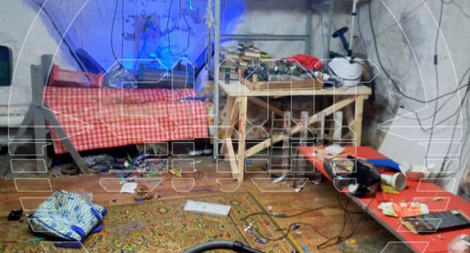 В сети появились кадры жилья троих детей-маугли в подвале дома Петербурга