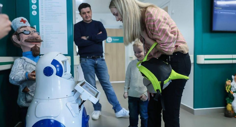 Робот-помощник встречает посетителей поликлиники в Королеве