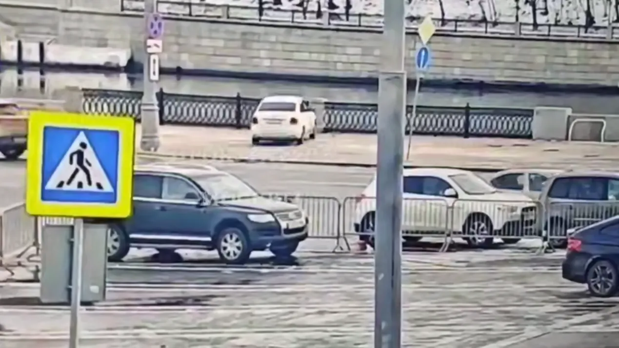 Дептранс Москвы назвал причину ДТП, из-за которого авто рухнуло в Москву-реку