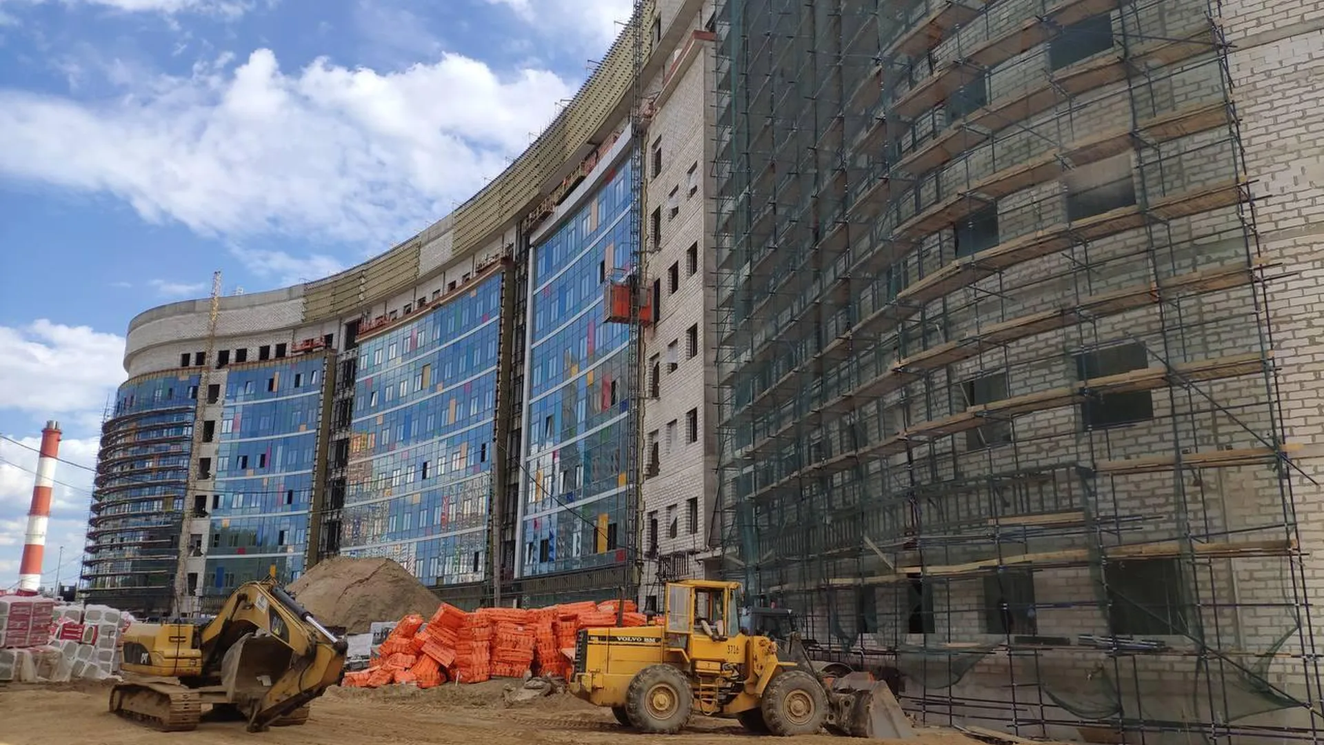 Свыше 750 человек ведут строительство детской областной больницы в Красногорске