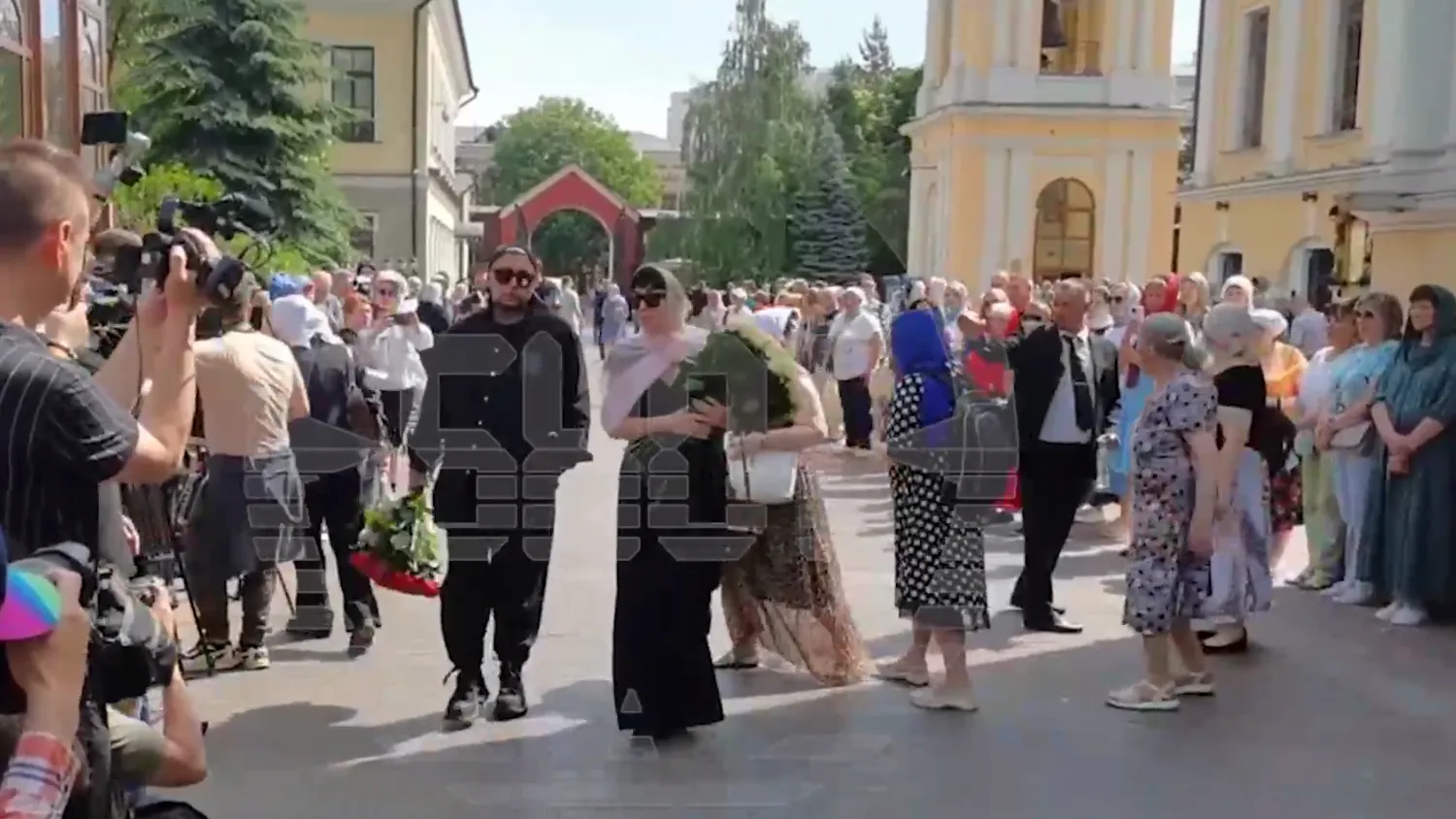 Видео: Лолита и Хазанов одними из первых пришли попрощаться с Заворотнюк