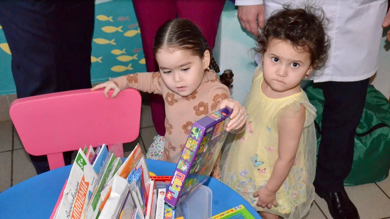 Депутат Ефимов передал книги, альбомы и фломастеры в детское отделение больницы Балашихи