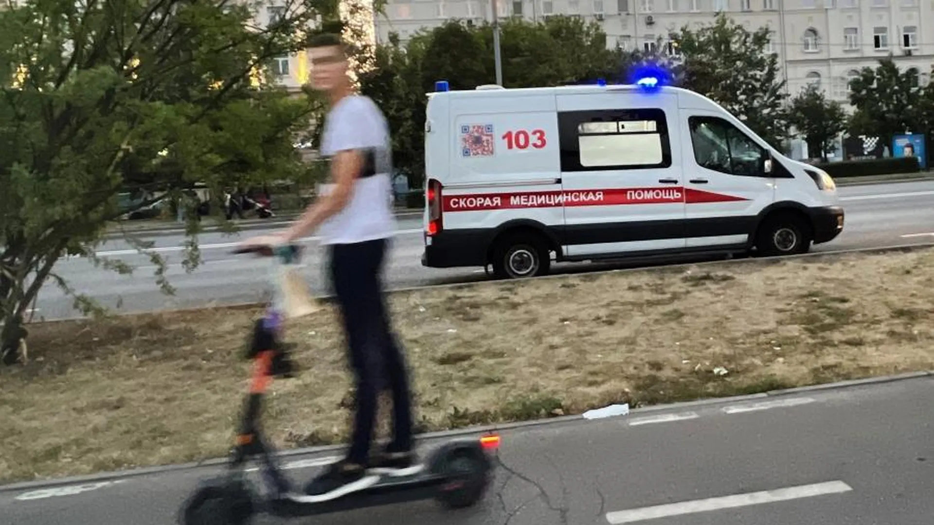 В Петербурге полицейский на электросамокате сбил ребенка