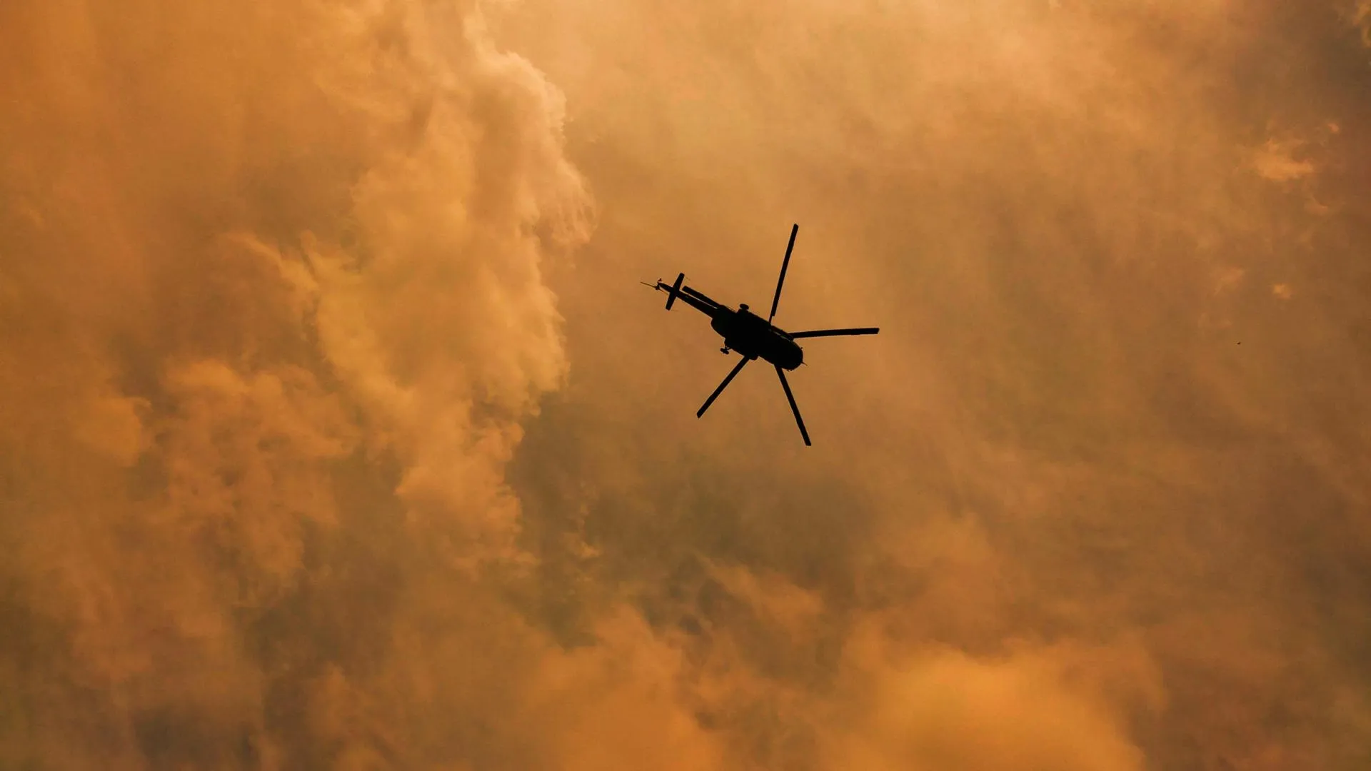 Три спасателя пропали при поисках упавшего вертолета президента Ирана