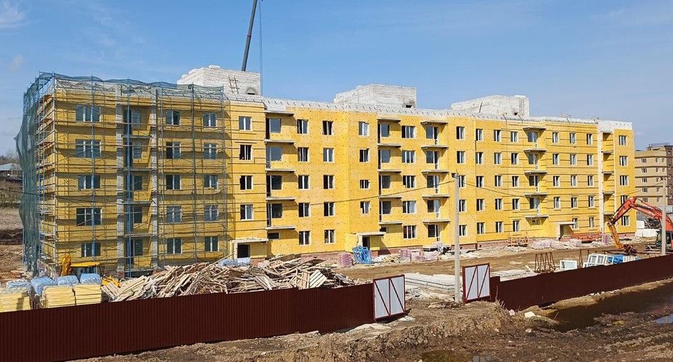 В Яхроме продолжается строительство дома для переселенцев из аварийного жилья