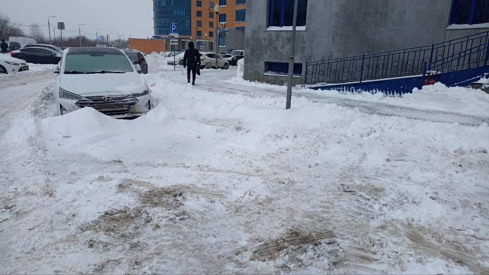 В Реутове 300 коммунальщиков и 50 единиц техники устраняют последствия мощного снегопада
