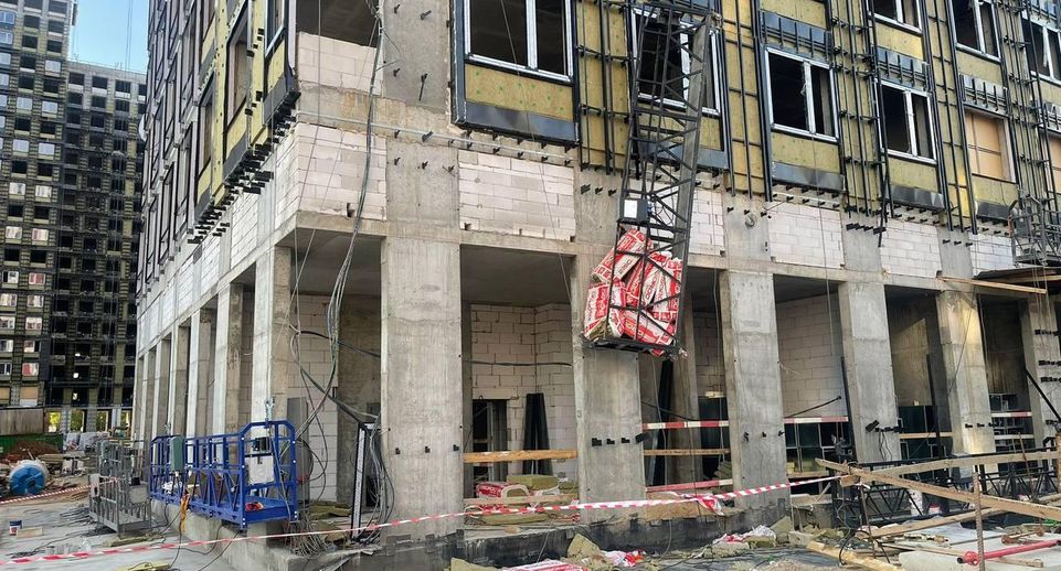 В Москве строительная люлька с двумя рабочими обрушилась, один из них погиб