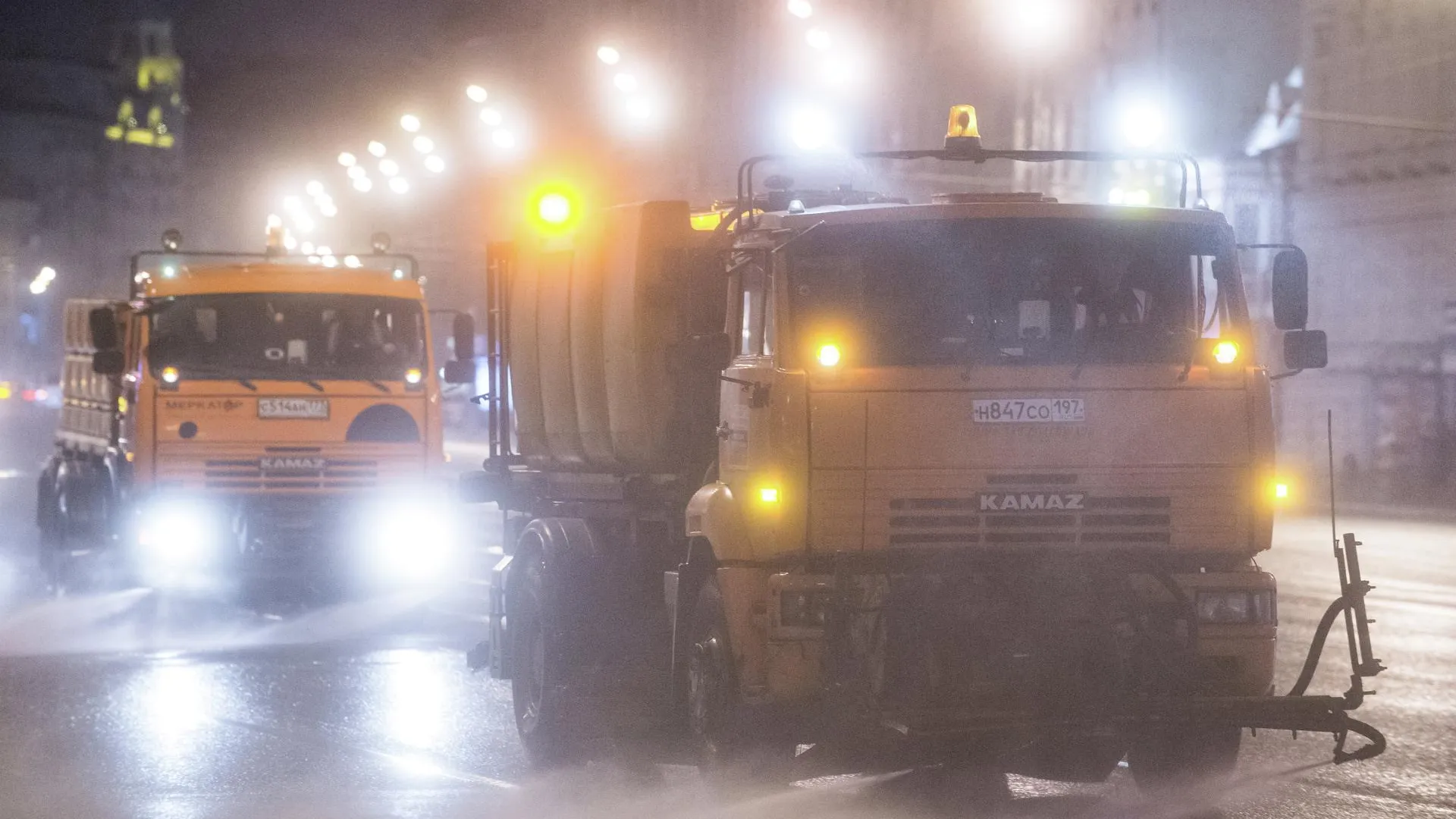 Московские коммунальщики объяснили, зачем нужно поливать дороги в дождь |  РИАМО