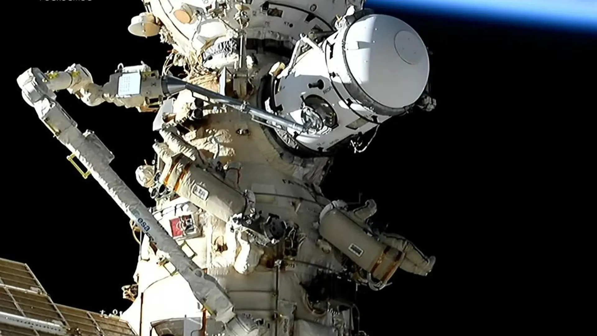 «Роскосмос»: многочасовой полет российских космонавтов закончился