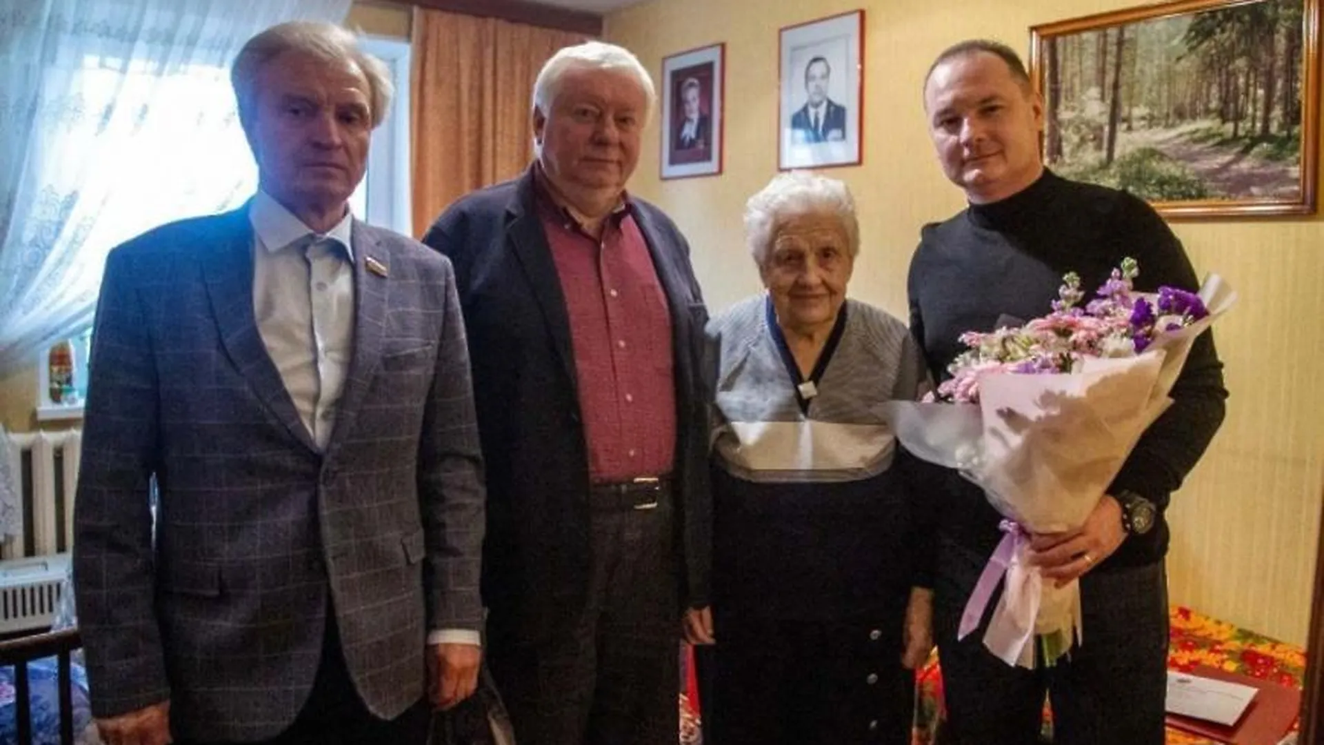 Глава Красногорска поздравил героя соцтруда с наступающим Днем Победы